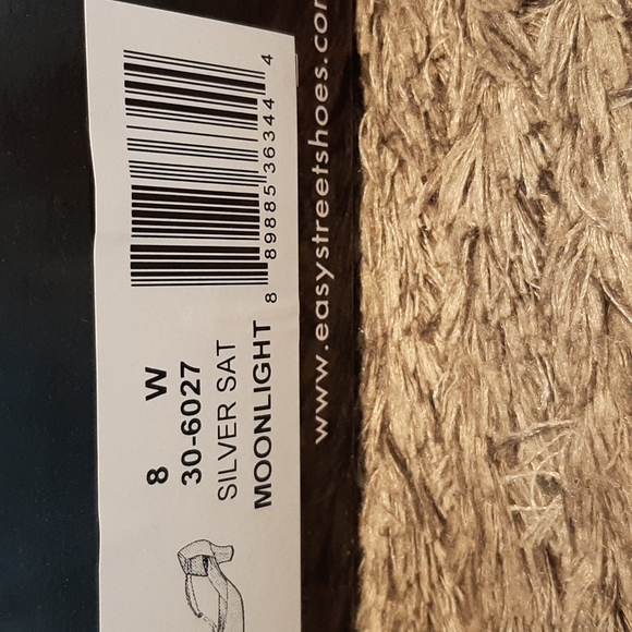 8 W satiny silver shimmer heels - Picture 3 of 3